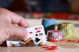 yoma game APP မိုဘိုင်းဖုန်းတွင် Live Casino ကစားနေသောပုံ